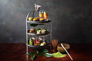 JWマリオット・ホテル奈良“日本茶”アフタヌーンティー、緑茶チーズケーキや和紅茶×ミルクチョコムース｜写真1