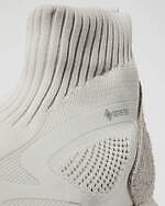 ミズノ×ノンネイティブ第4弾、ニット素材の防水ハイカットシューズに新色オフホワイト｜写真6