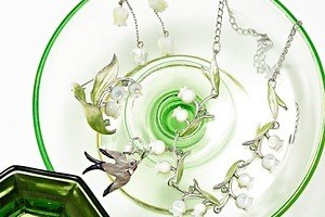 ヴァンドームブティック「すずらん」モチーフの白蝶貝アクセサリー、“幸せ運ぶ”ツバメブローチも