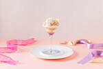 ザ・プリンスギャラリー 東京紀尾井町“バラのブーケ”着想の春パフェ、桃のコンポートで花びらを表現｜写真1