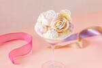 ザ・プリンスギャラリー 東京紀尾井町“バラのブーケ”着想の春パフェ、桃のコンポートで花びらを表現｜写真3