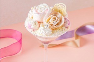 ザ・プリンスギャラリー 東京紀尾井町“バラのブーケ”着想の春パフェ、桃のコンポートで花びらを表現