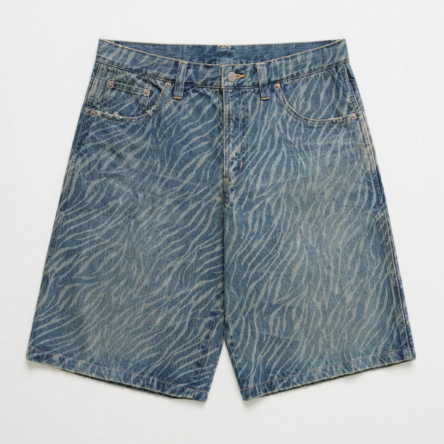 マッドハッピー×ヒステリックグラマー×クロックスのコラボサンダル、カラフルロゴチャーム付き｜写真20