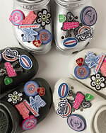 マッドハッピー×ヒステリックグラマー×クロックスのコラボサンダル、カラフルロゴチャーム付き｜写真5