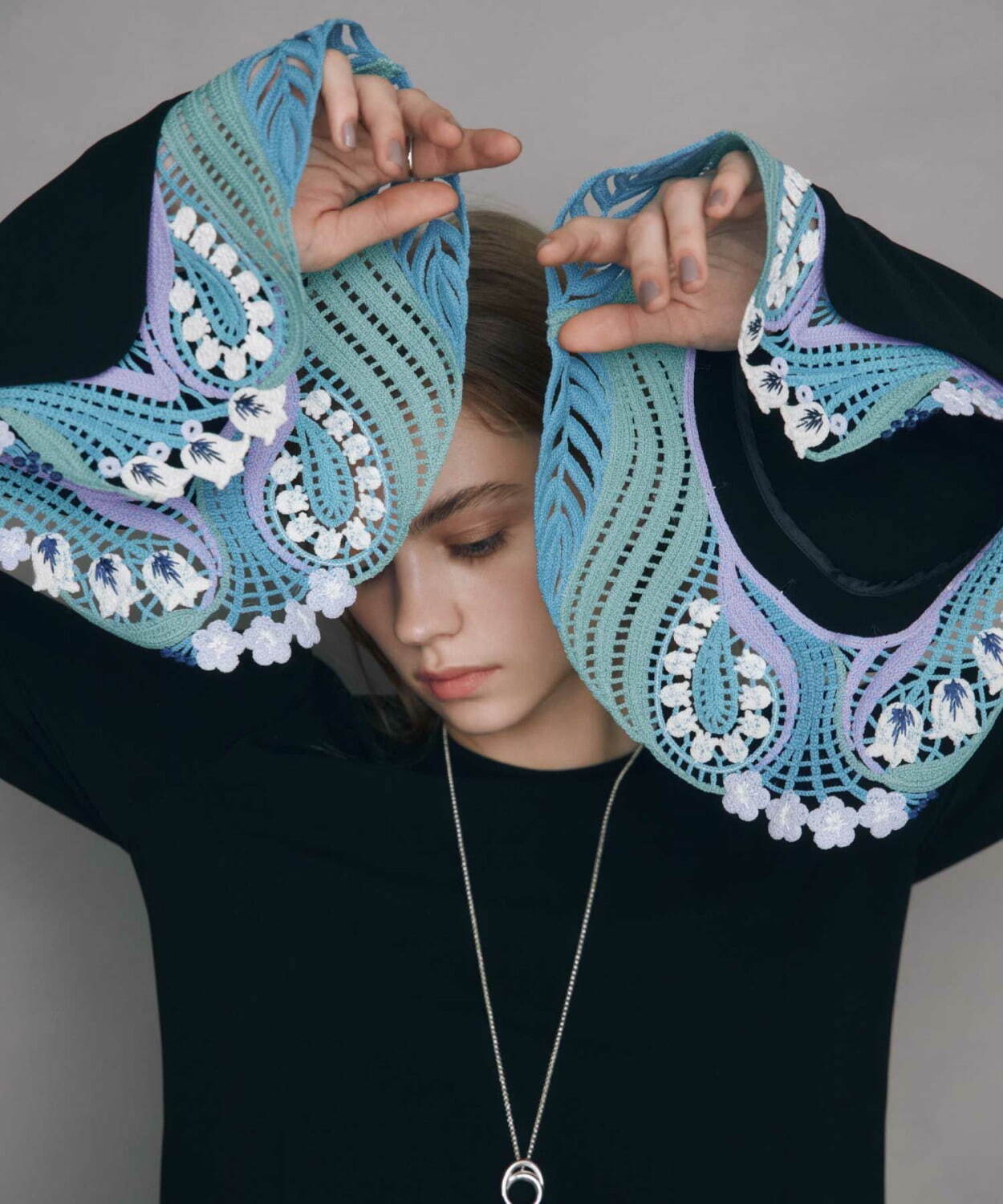 マメ クロゴウチの“刺繍レース”ドレスやクロエのメタリックレザー財布、パリゴの限定コラボ｜写真8