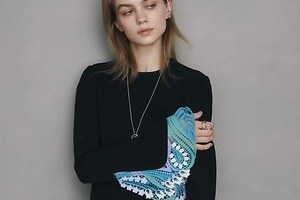 マメ クロゴウチの“刺繍レース”ドレスやクロエのメタリックレザー財布、パリゴの限定コラボ