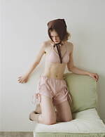 スナイデル25年夏スイムウェア、胸元リボンのラッシュガード付き水着やフリル華やぐ2WAYワンピ｜写真4