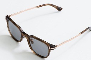 トム フォード×ロンハーマンの限定アイウェア、ローズゴールド煌めくテンプルに“Tマーク”のメタルロゴ