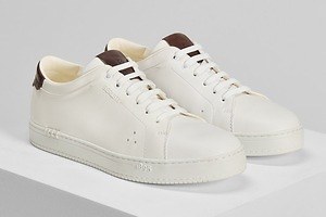 ベルルッティの白スニーカー「プレイタイム」パティーヌ仕上げのヒールパッチ＆ハンドステッチ仕上げで