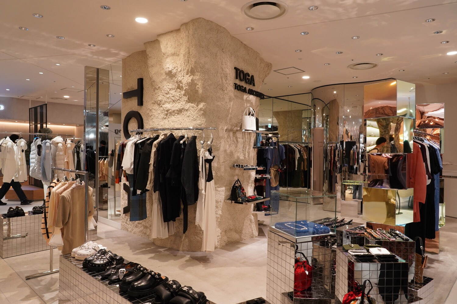 アーダーエラー(ADERERROR), ノンフィクション(NONFICTION), ヴィヴィアン・ウエストウッド(Vivienne Westwood), マーク ジェイコブス(MARC JACOBS), ディーゼル(DIESEL), トーガ(TOGA), アンブッシュ(AMBUSH), ジェントルモンスター(GENTLE MONSTER) ビヨンドワールド｜写真13