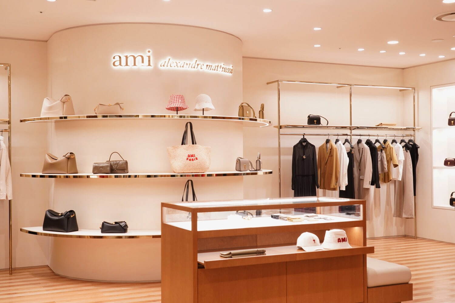 アーダーエラー(ADERERROR), ノンフィクション(NONFICTION), ヴィヴィアン・ウエストウッド(Vivienne Westwood), マーク ジェイコブス(MARC JACOBS), ディーゼル(DIESEL), トーガ(TOGA), アンブッシュ(AMBUSH), ジェントルモンスター(GENTLE MONSTER) ビヨンドワールド｜写真19