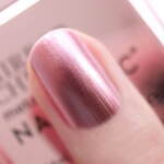 ネイルズ インク“まるでミラー”なルージュピンクの25年夏ネイル、反射して輝くメタリックカラー｜写真5