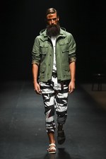 ヨシオクボ2015年春夏コレクション - 海と共に、たくましく生きる男性像｜写真4