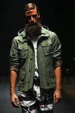 ヨシオクボ2015年春夏コレクション - 海と共に、たくましく生きる男性像｜写真5