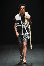 ヨシオクボ2015年春夏コレクション - 海と共に、たくましく生きる男性像｜写真7