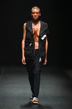 ヨシオクボ2015年春夏コレクション - 海と共に、たくましく生きる男性像｜写真24