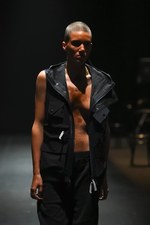 ヨシオクボ2015年春夏コレクション - 海と共に、たくましく生きる男性像｜写真25