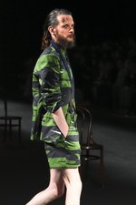 ヨシオクボ2015年春夏コレクション - 海と共に、たくましく生きる男性像｜写真29