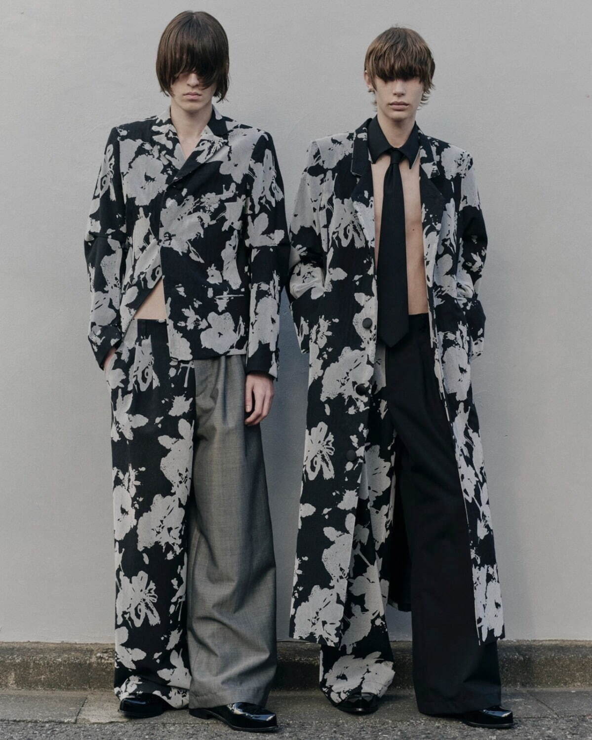 3B HARMONY JACKET 133,100円、SUITING MAXI COAT 160,600円、BIG BIG SLACKS 55,000円