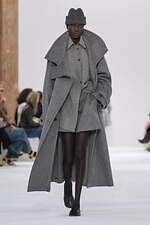 スポーツマックス 2025年秋冬コレクション - 溢れる創造性、目を奪うシルエットと素材の妙｜写真32