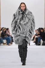 スポーツマックス 2025年秋冬コレクション - 溢れる創造性、目を奪うシルエットと素材の妙｜写真37