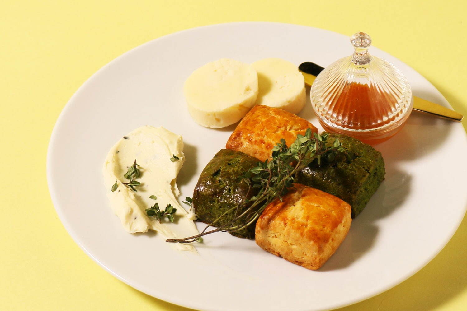 三菱一号館美術館併設カフェ「和茶×初夏の花」アフタヌーンティー、抹茶ソースで“味変”アイス入りタルト｜写真5