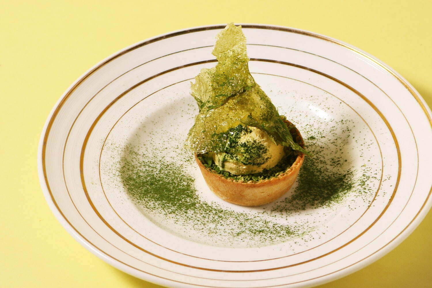 三菱一号館美術館併設カフェ「和茶×初夏の花」アフタヌーンティー、抹茶ソースで“味変”アイス入りタルト｜写真3