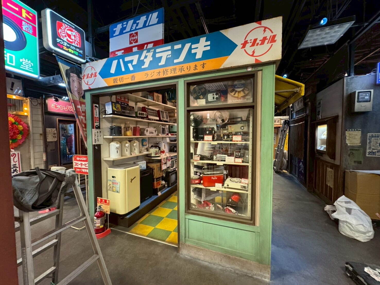 「お台場レトロミュージアム」昭和レトロな喫茶店や教室、銭湯などを再現した体験型施設｜写真1
