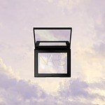 NARS25年夏コスメ“オーロラカラー”の限定リフ粉、透明感のある肌へ導く名品フェイスパウダー｜写真2