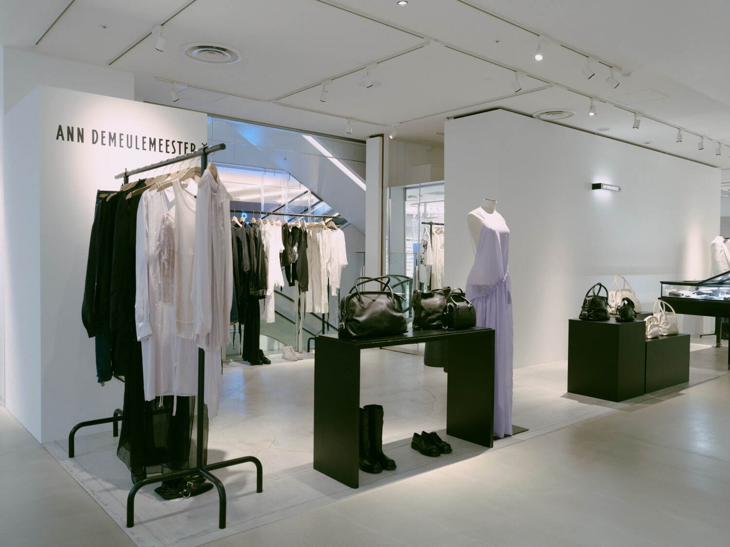 アン ドゥムルメステール"英字プリント"の白黒ロングTシャツ、渋谷パルコ限定で｜写真6