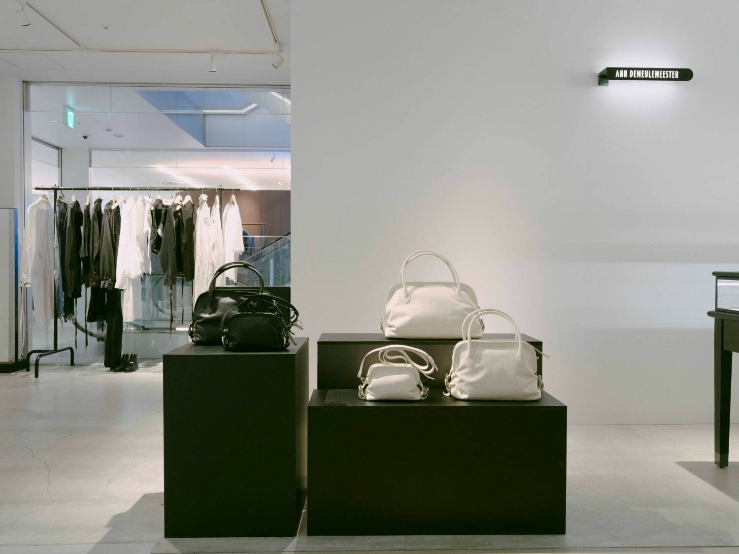 アン ドゥムルメステール"英字プリント"の白黒ロングTシャツ、渋谷パルコ限定で｜写真14