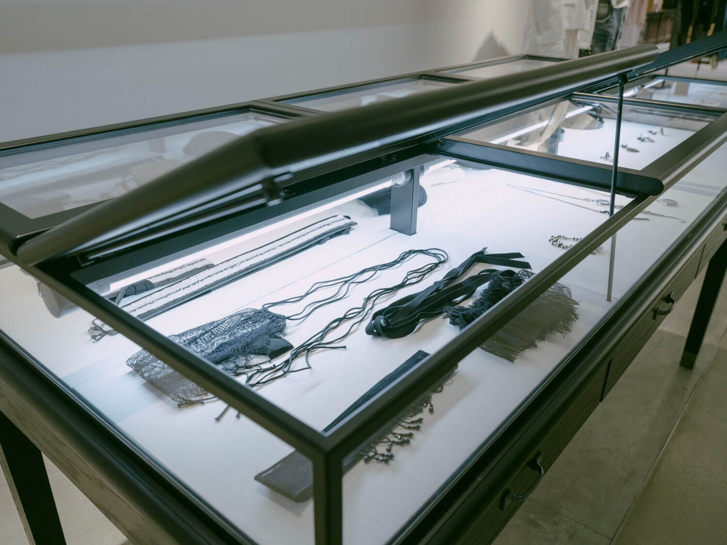 アン ドゥムルメステール"英字プリント"の白黒ロングTシャツ、渋谷パルコ限定で｜写真12