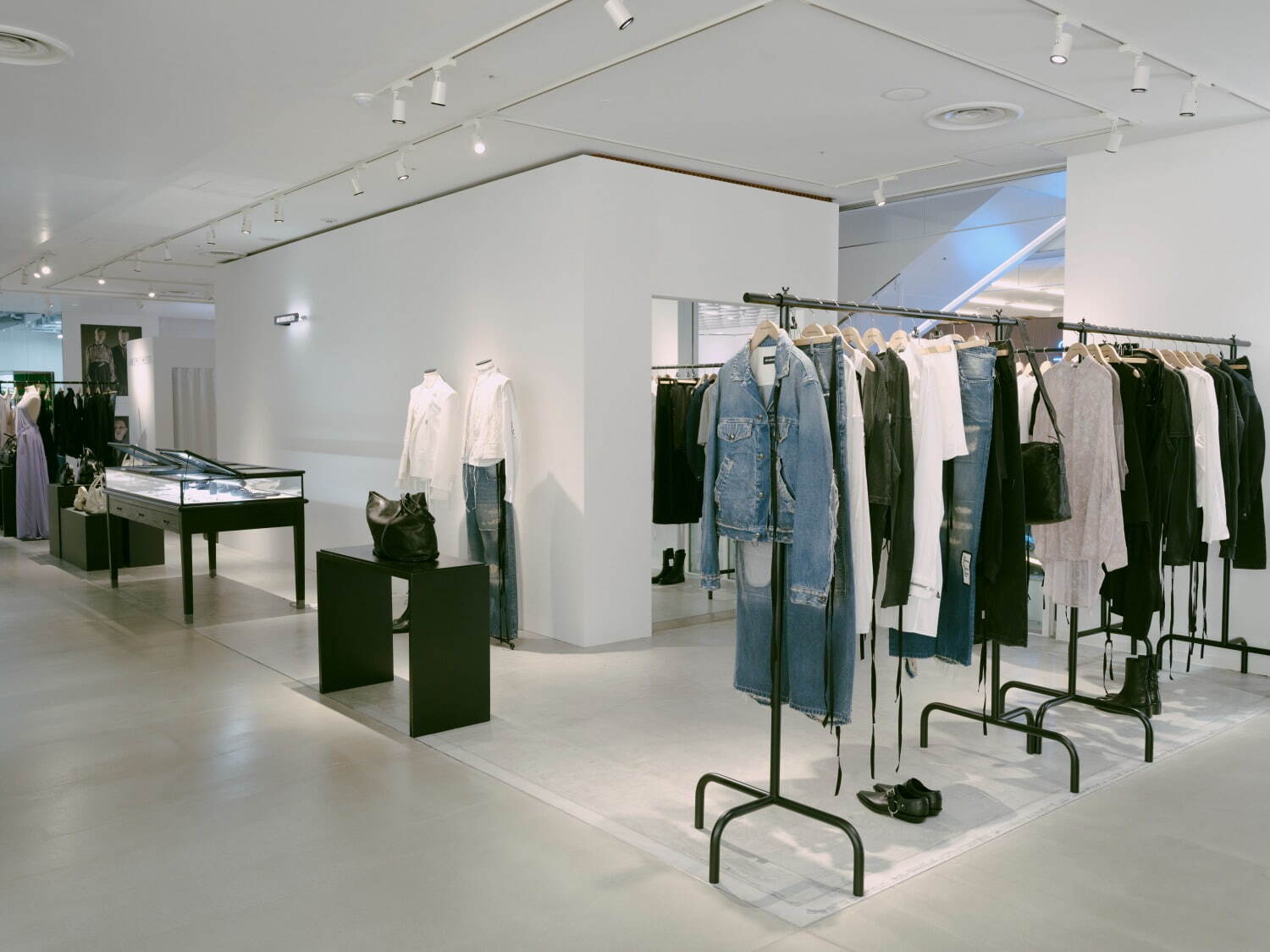 アン ドゥムルメステール"英字プリント"の白黒ロングTシャツ、渋谷パルコ限定で｜写真9
