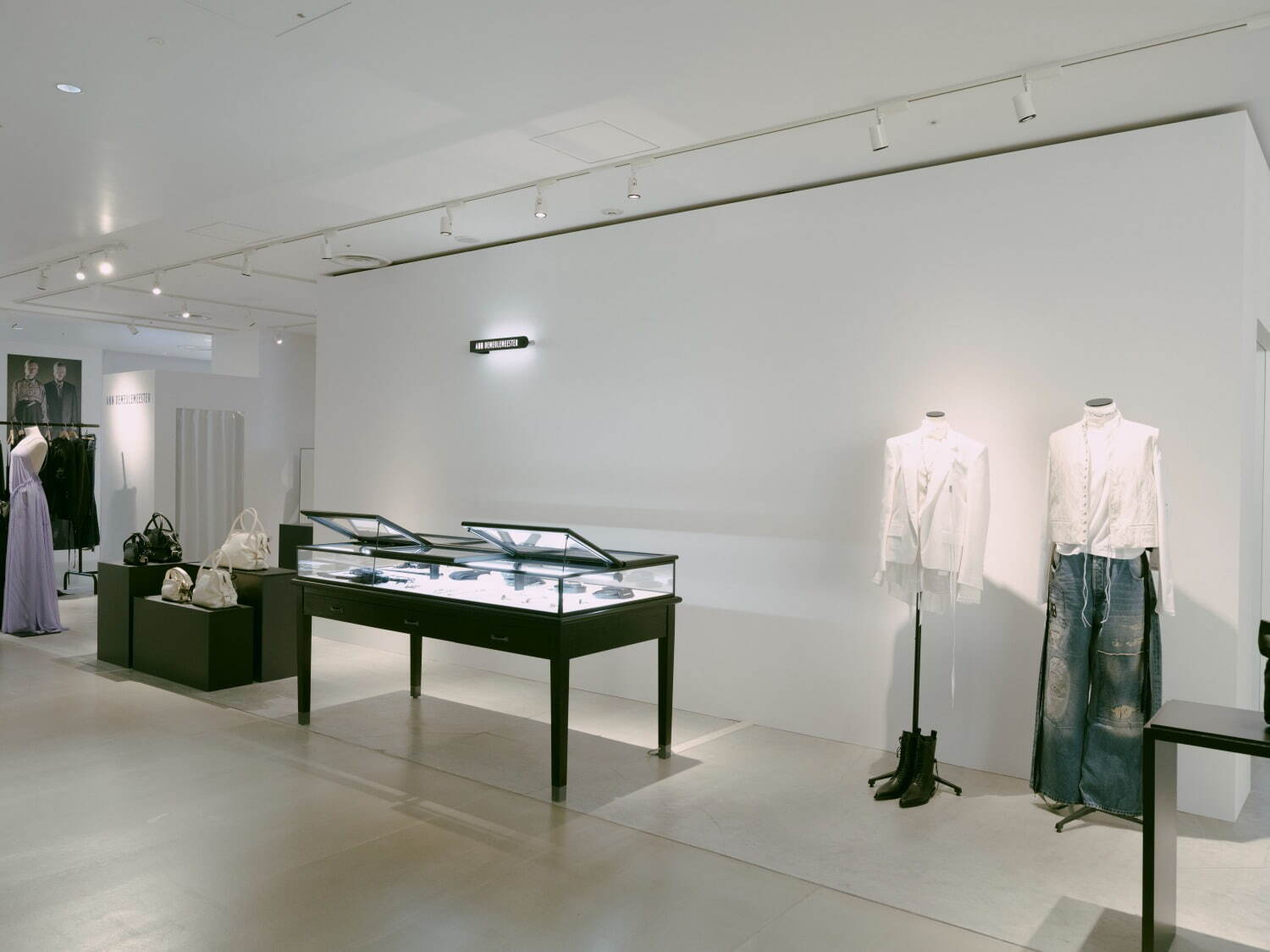 アン ドゥムルメステール"英字プリント"の白黒ロングTシャツ、渋谷パルコ限定で｜写真16