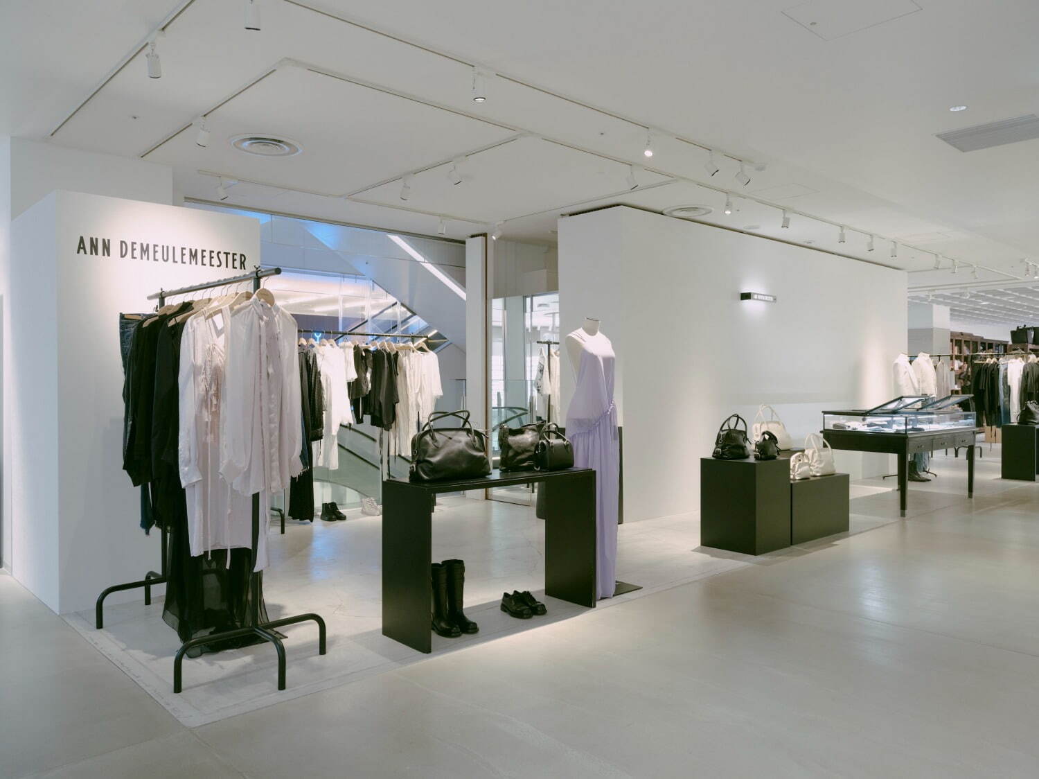 アン ドゥムルメステール"英字プリント"の白黒ロングTシャツ、渋谷パルコ限定で｜写真18