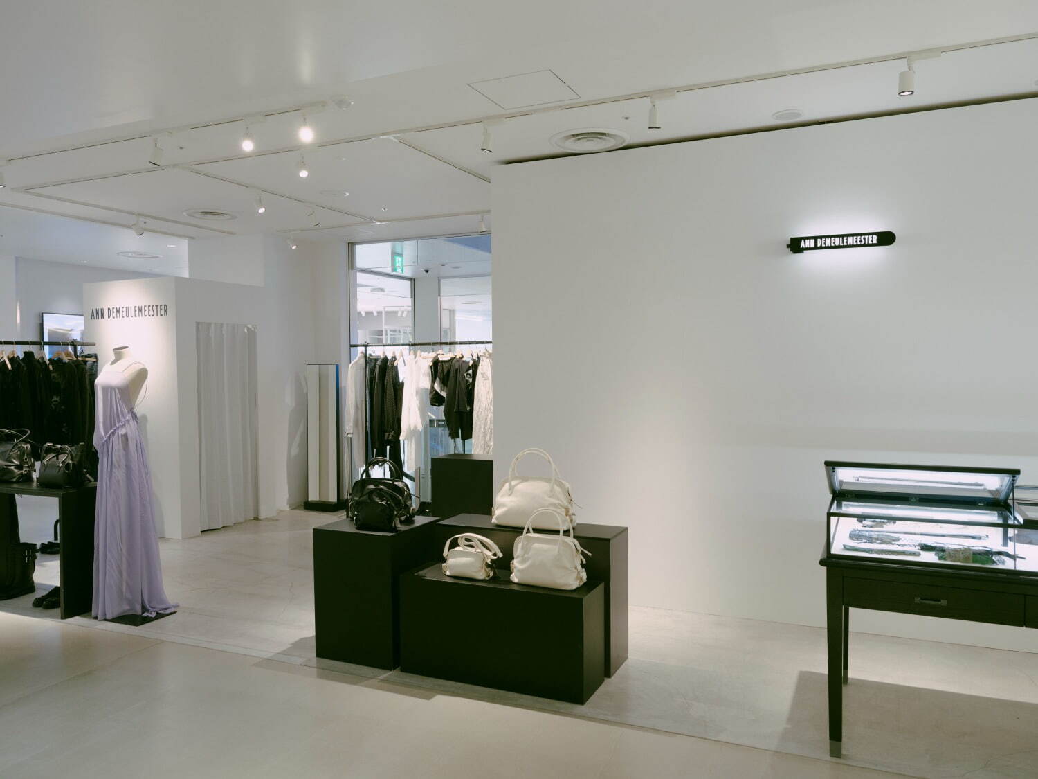 アン ドゥムルメステール"英字プリント"の白黒ロングTシャツ、渋谷パルコ限定で｜写真17