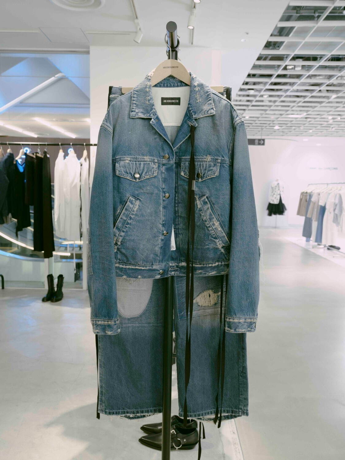 アン ドゥムルメステール"英字プリント"の白黒ロングTシャツ、渋谷パルコ限定で｜写真15