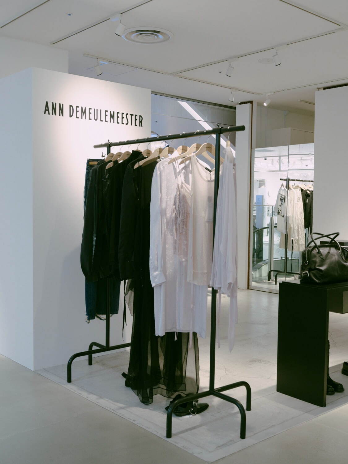アン ドゥムルメステール"英字プリント"の白黒ロングTシャツ、渋谷パルコ限定で｜写真7