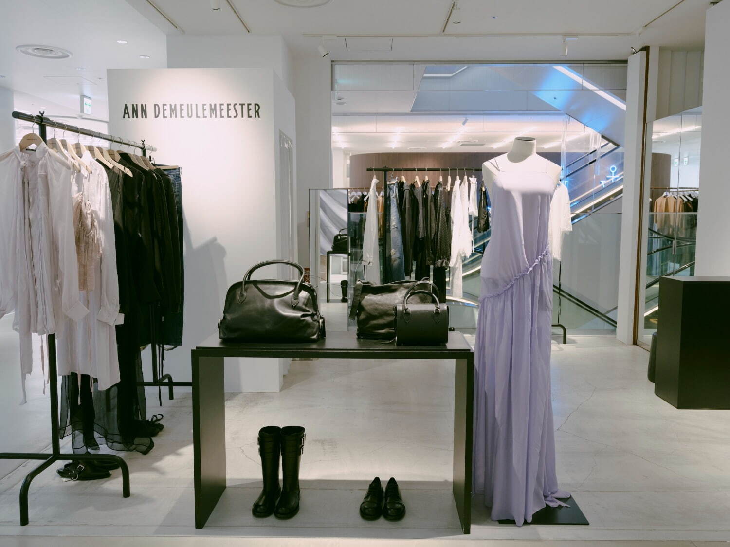アン ドゥムルメステール"英字プリント"の白黒ロングTシャツ、渋谷パルコ限定で｜写真8
