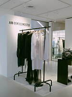 アン ドゥムルメステール"英字プリント"の白黒ロングTシャツ、渋谷パルコ限定で｜写真7