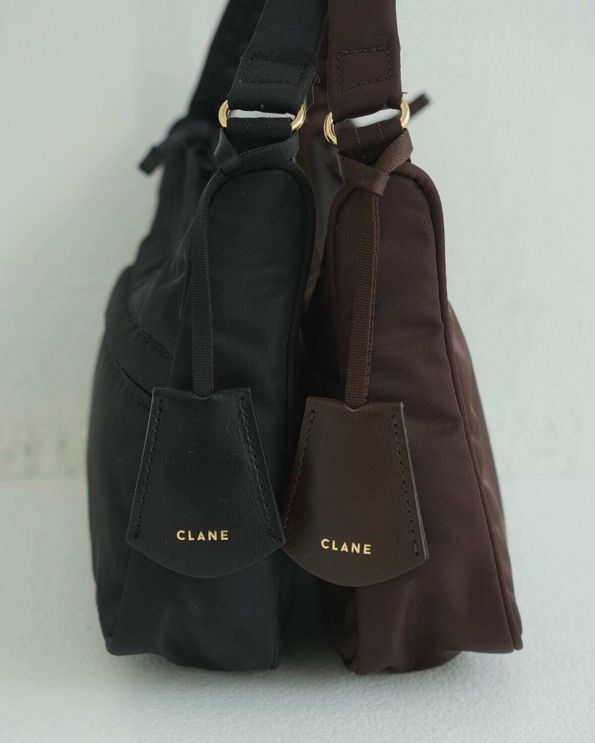 クラネ×ラミダスのコラボ第3弾、“ゴールド金具”煌めくナイロン素材のハンドバッグ＆デイパック｜写真2