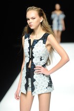 ジン カトウ 2015年春夏コレクション - 立ち居振る舞いからにじみでる、エレガンス｜写真21