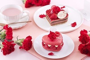 パティスリー・サダハル・アオキ・パリの母の日、“紅茶とスミレ香る”ハート型のマカロンサンドなど