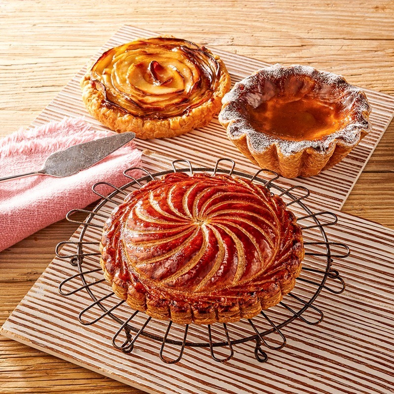 フィロ アンド カンパニー
手前「ピティビエ」2,970円(1個/日本製) ※各日20点限り
奥右「フラン・トラディショネル」2,970円(1個/日本製) ※各日20点限り
奥左「ガレット・オ・フリュイ」2,970円(1個/日本製) ※各日20点限り