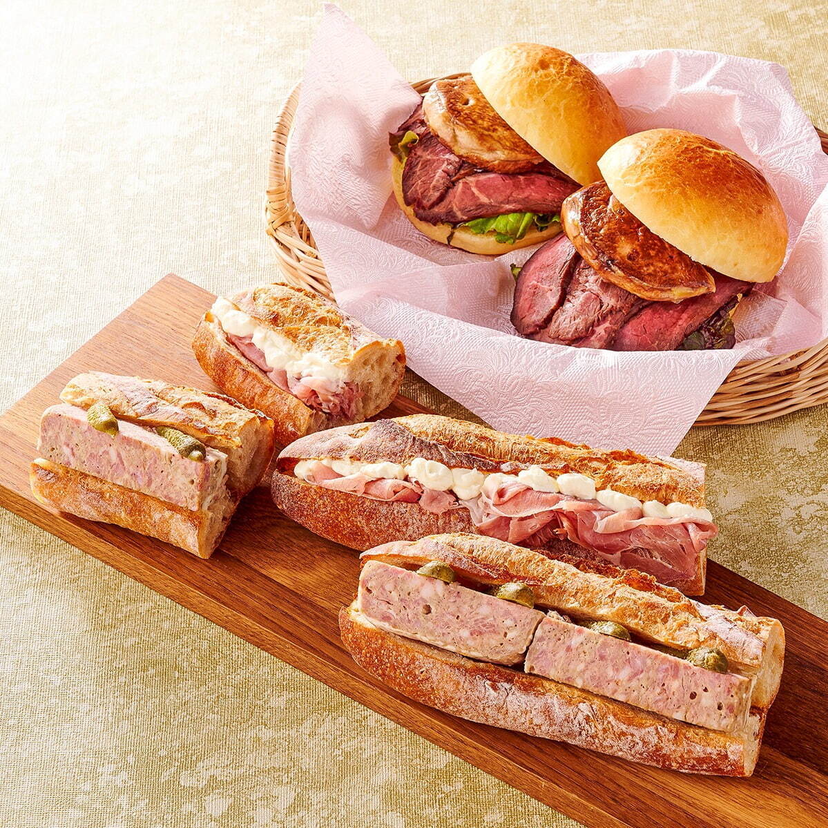 ＜イートイン＞さん ど ぐるまん
手前「パテドカンパーニュ バゲットサンド」1,406円(1人前/日本製) ※各日100点限り
中央「生ハムと自家製マスカルポーネ バゲットサンド」1,610円(1人前/日本製) ※各日100点限り
奥「ローストビーフとフォアグラ ロッシーニサンド」4,055円(1人前/日本製) ※各日25点限り