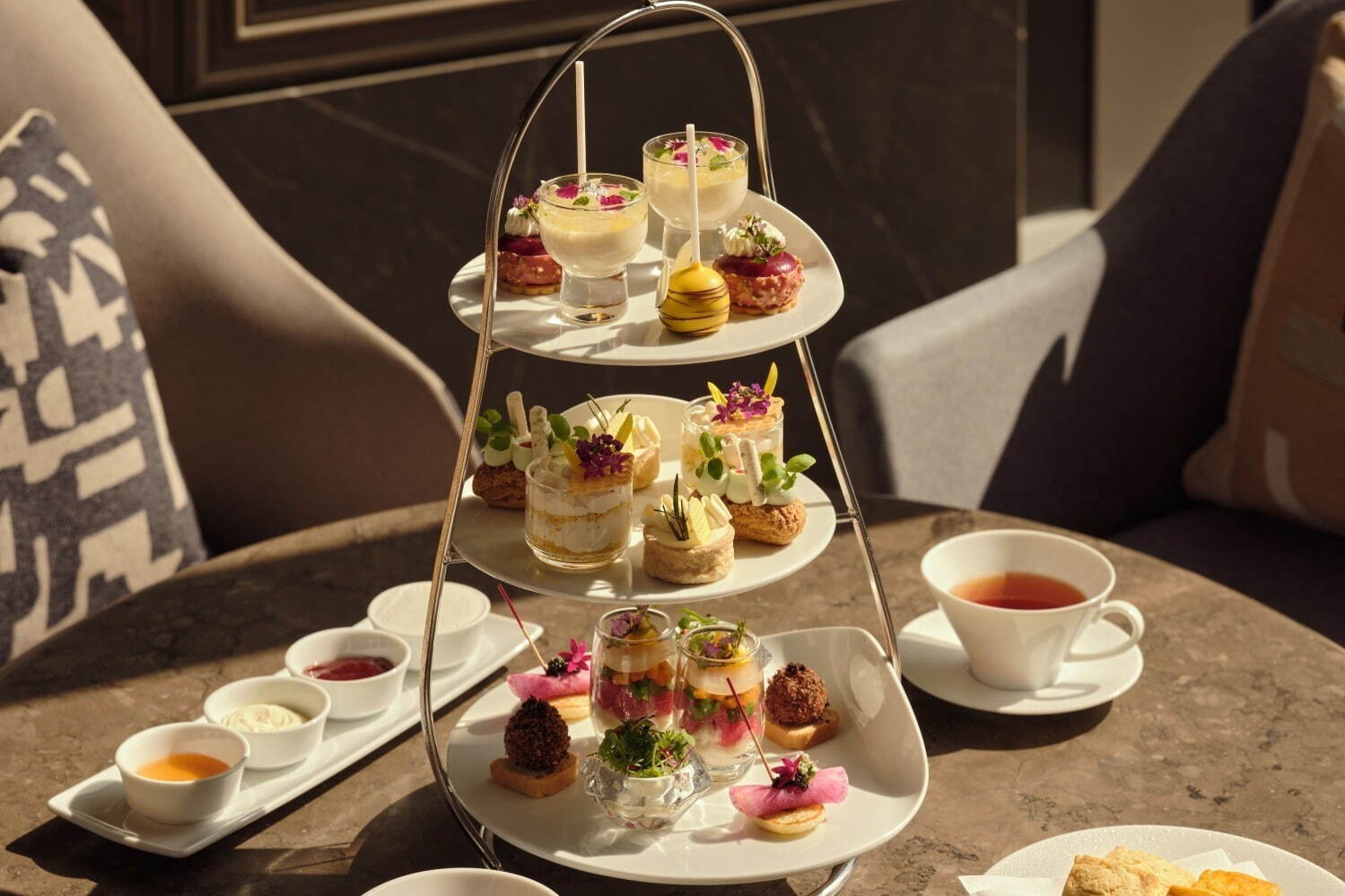 チーズケーキ｜ジャヌ東京「ハーブとはちみつのアフタヌーンティー」蜂蜜メロンショートケーキやミツバチ風ロリポップなど