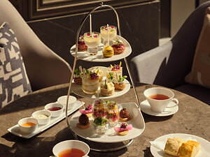 ジャヌ東京「ハーブとはちみつのアフタヌーンティー」蜂蜜メロンショートケーキやミツバチ風ロリポップ｜写真1