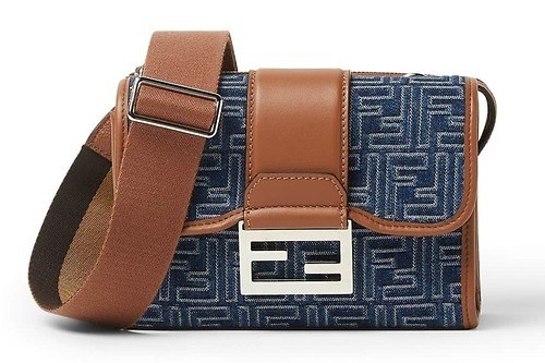 フェンディの25年夏メンズバッグ「ダブル バゲット」デニム風“FF”ロゴジャカード×ブラウンレザーで