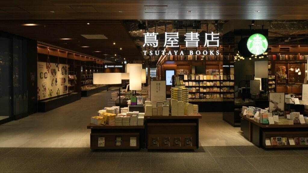スタバ併設のブック＆カフェ「福岡天神 蔦屋書店」ワンビルにオープン、約4万冊の書籍やイベントスペース｜写真1