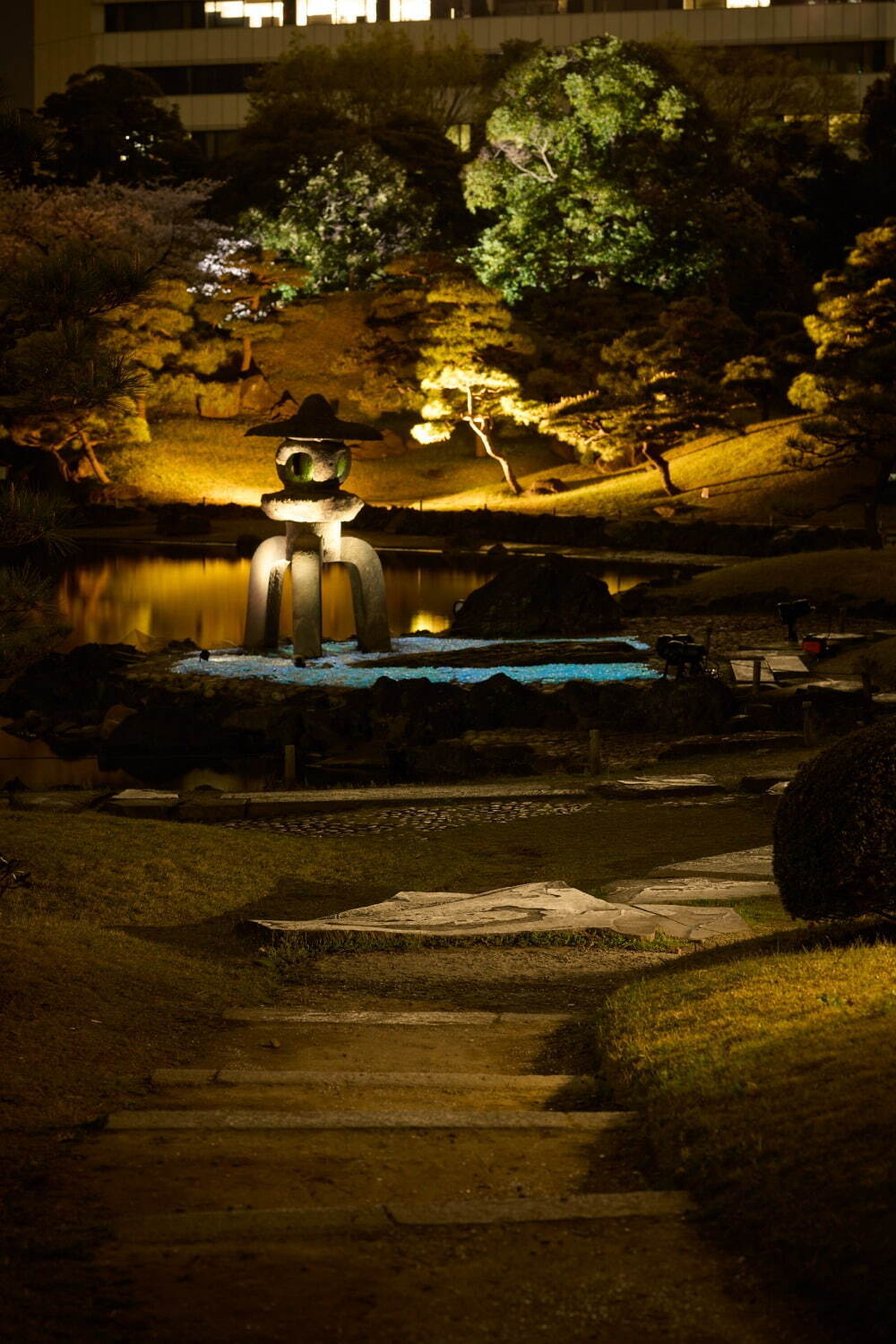旧芝離宮恩賜庭園で「旧芝離宮夜会」庭園全体を彩る光と音のライトアップショー｜写真6